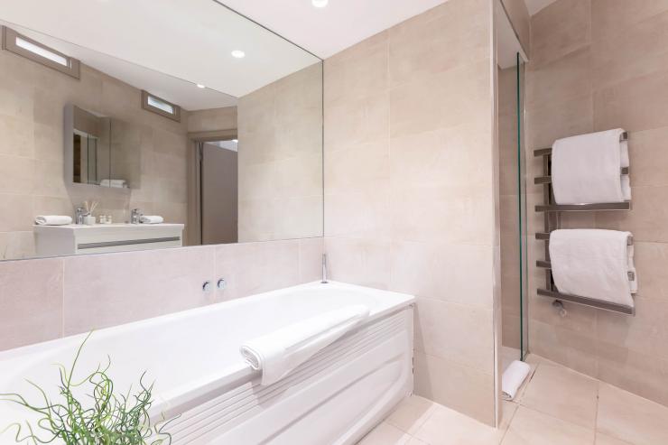 Lovelydays luxury service apartment rental - London - Fitzrovia - Wells Mews B - Lovelysuite - 2 bedrooms - 2 bathrooms - Beautiful bathtub - luxury apartments london - 0e81f9044610 - Lovelydays