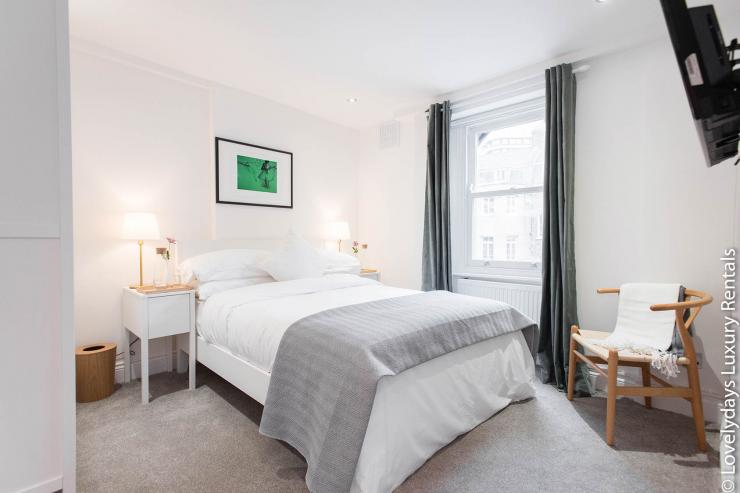 Lovelydays luxury service apartment rental - London - Fitzrovia - Windmill Street - Lovelysuite - 3 bedrooms - 1 bathrooms - Double bed - 8face709d08f - Lovelydays